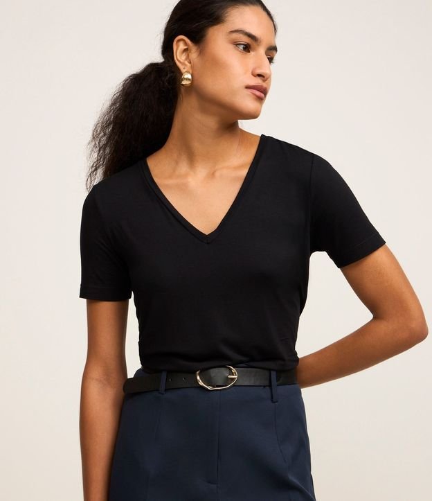 Blusa Básica en Viscosa con Escote V