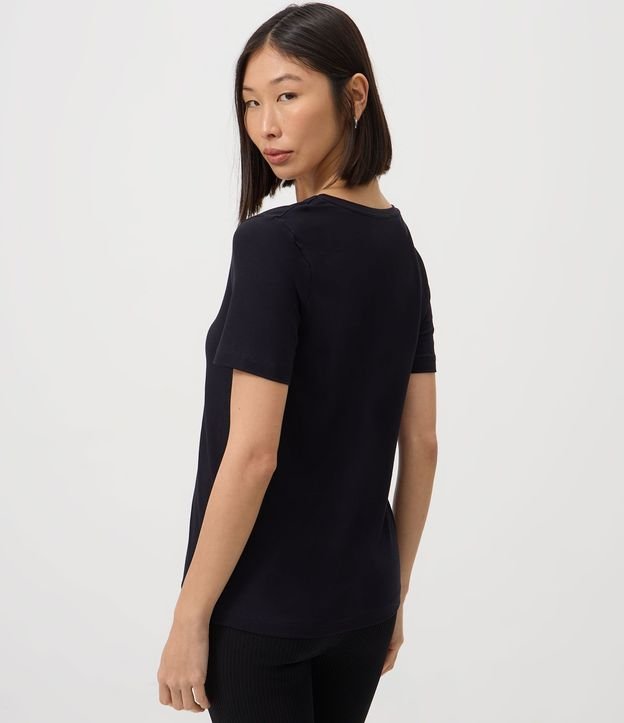 Blusa Básica en Viscosa con Escote V 4