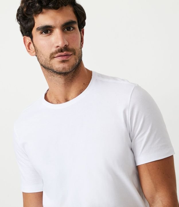 Remera Slim Básica en Algodón Peruano con Cuello Redondo