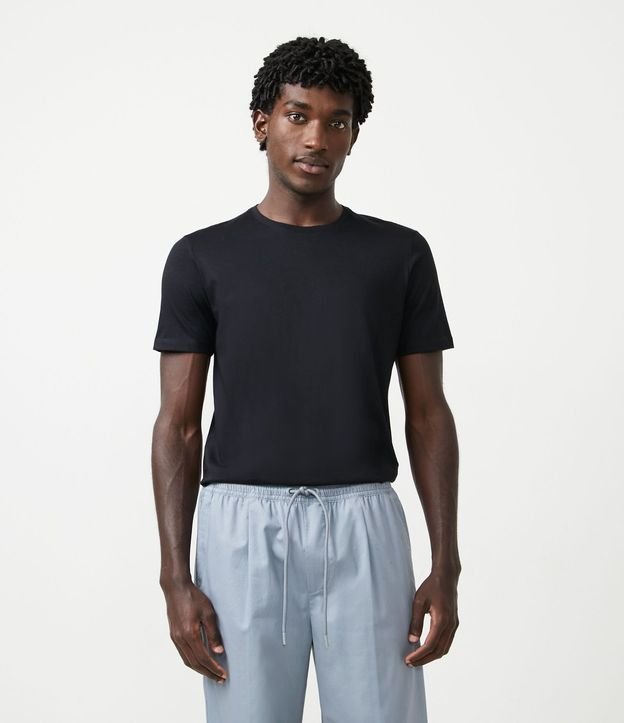 Remera Slim Básica en Algodón Peruano con Cuello Redondo
