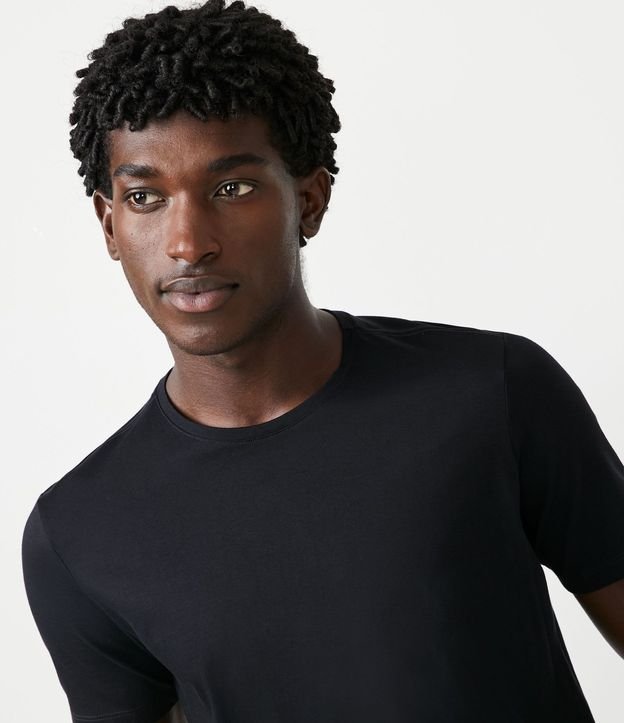 Remera Slim Básica en Algodón Peruano con Cuello Redondo 5