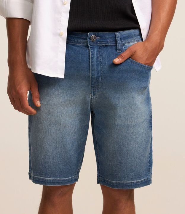 Bermuda Slim en Jean con Dobladillos y en Color Gastado