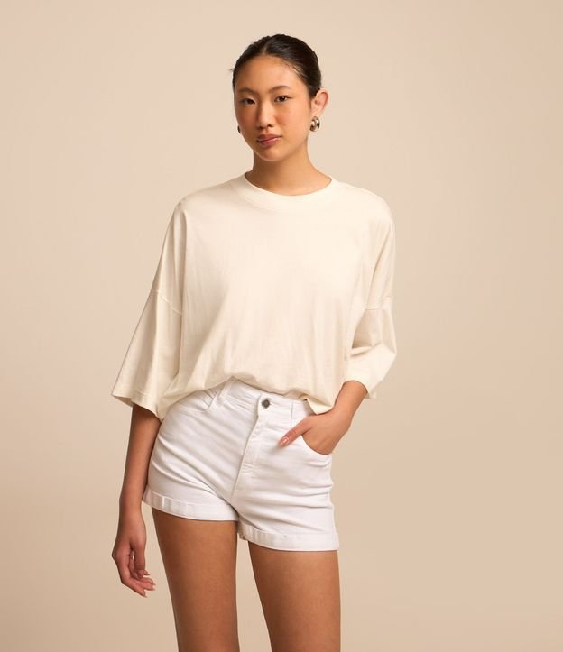 Short en Sarga con Cintura Alta y Bajo Plegado 2