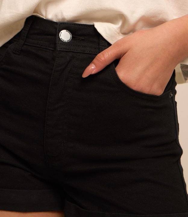 Short en Sarga con Cintura Alta y Bajo Plegado 4