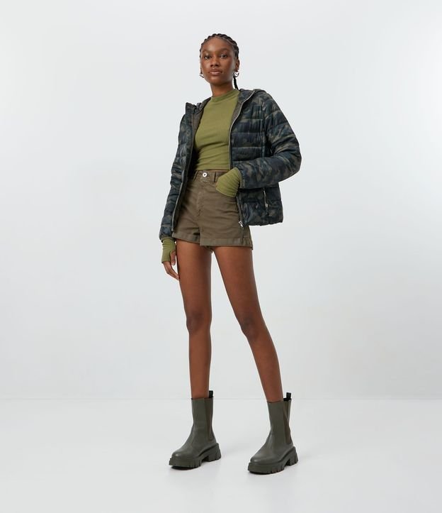 Short en Sarga con Cintura Alta y Bajo Plegado