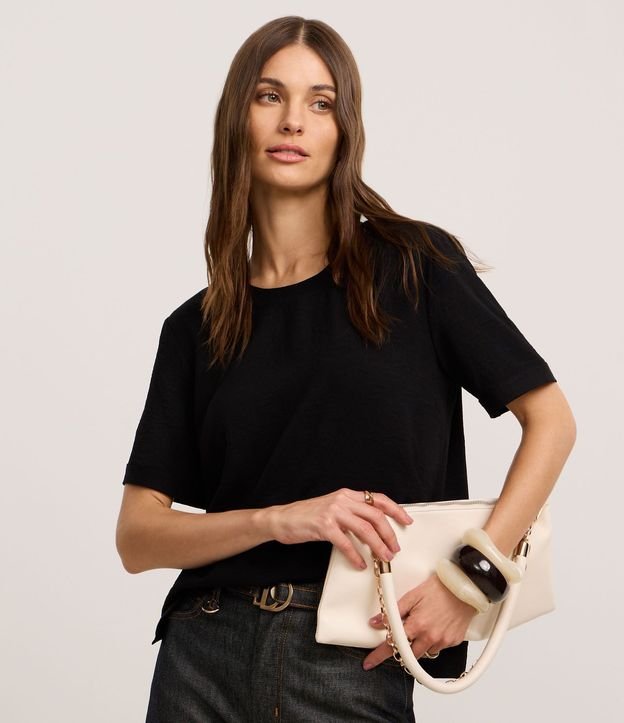 Blusa con Aberturas y Detalles de Pespuntes