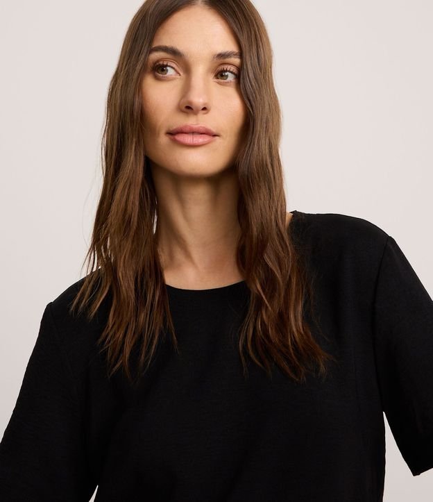 Blusa con Aberturas y Detalles de Pespuntes