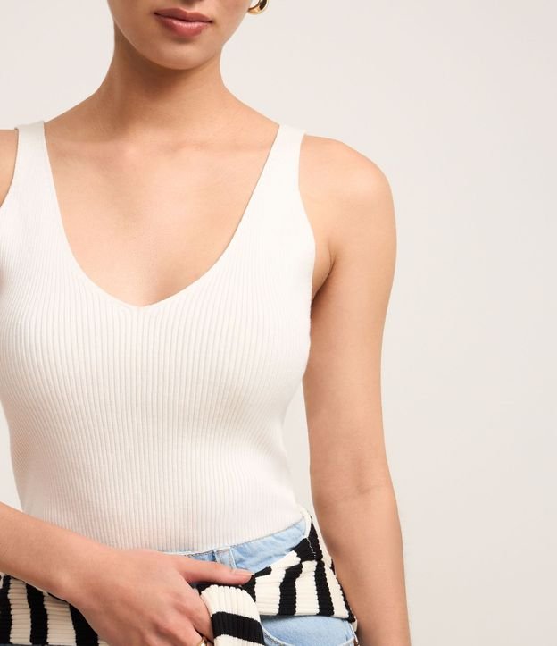 Blusa Musculosa en Punto Acanalado con Escote V 3