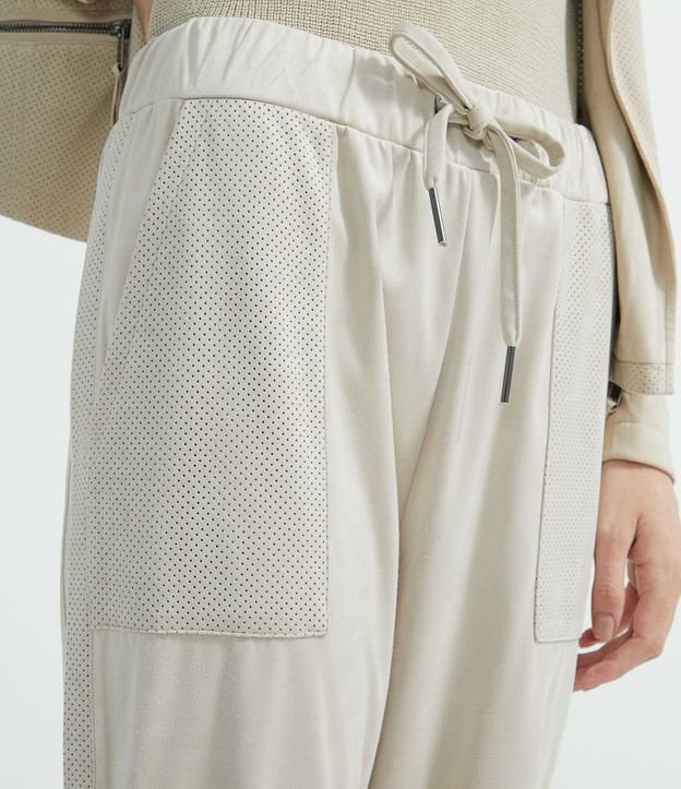 Pantalón Jogger en Suedine con Detalles Agujeros en Bolsillo y Laterales 3