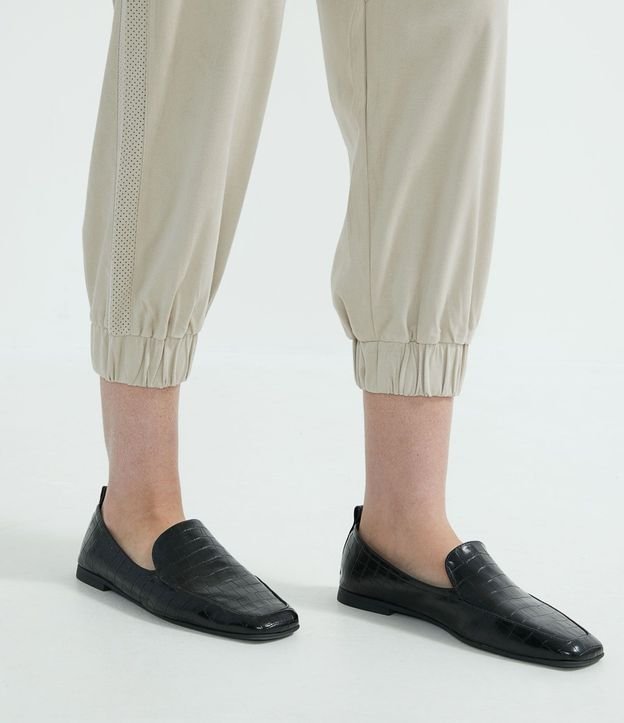 Pantalón Jogger en Suedine con Detalles Agujeros en Bolsillo y Laterales 4