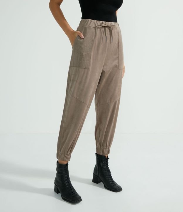 Pantalón Jogger en Suedine con Detalles Agujeros en Bolsillo y Laterales