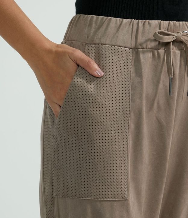 Pantalón Jogger en Suedine con Detalles Agujeros en Bolsillo y Laterales 3