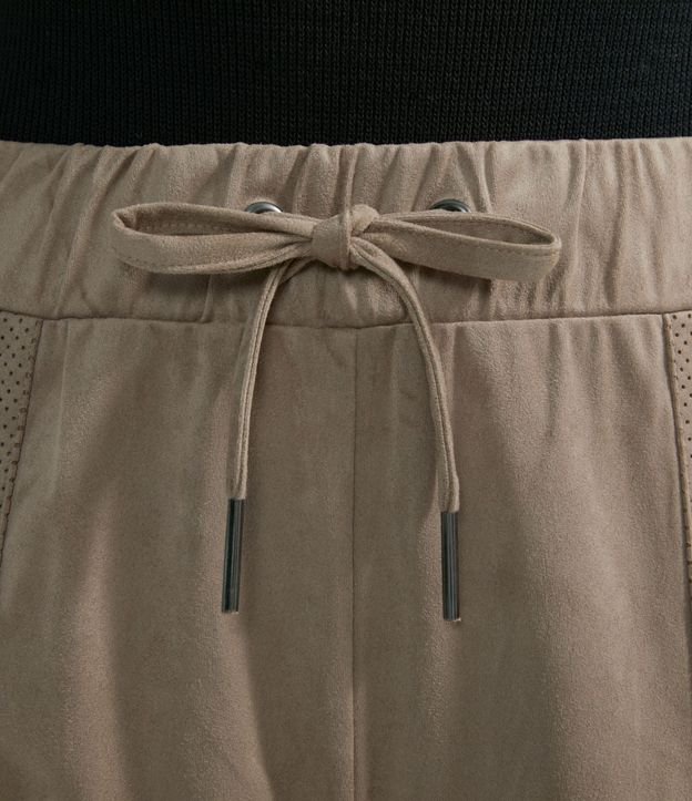 Pantalón Jogger en Suedine con Detalles Agujeros en Bolsillo y Laterales 4