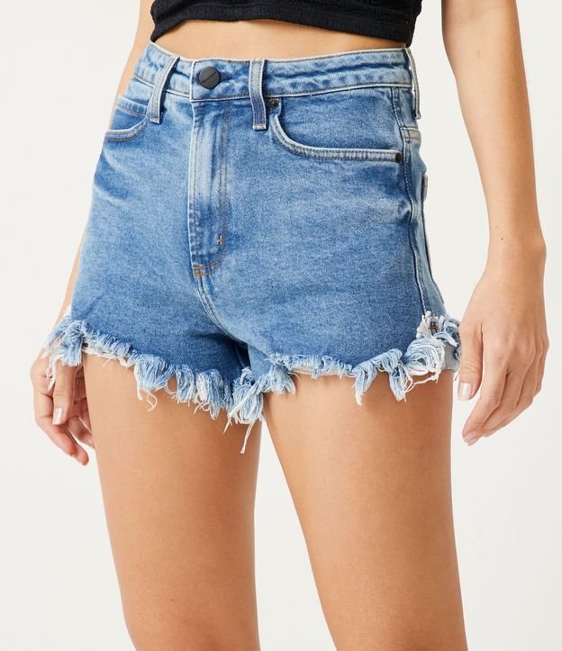 Short Hot Pants en Jeans con Bajo Deshilachado