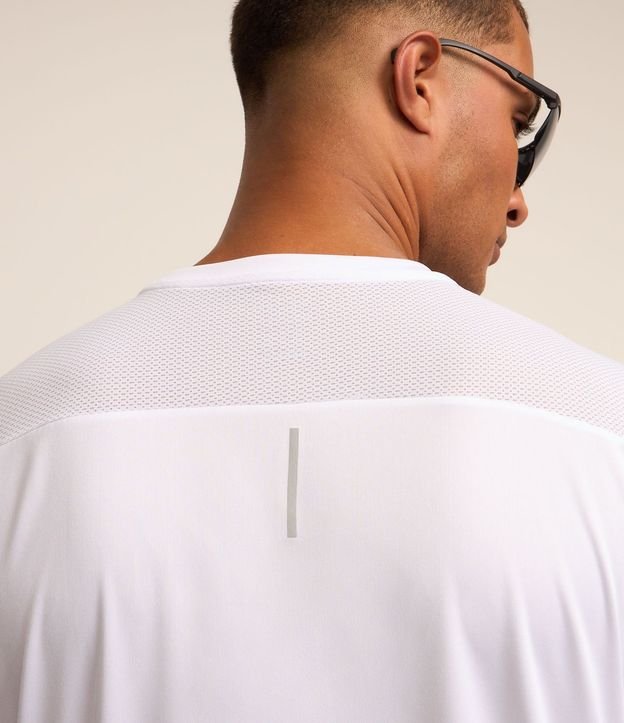 Remera Deportiva con Tecnología Dry e Detalles Reflectantes 3