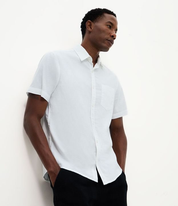 Camisa Comfort Básica en Lino con Bolsillo Delantero 2