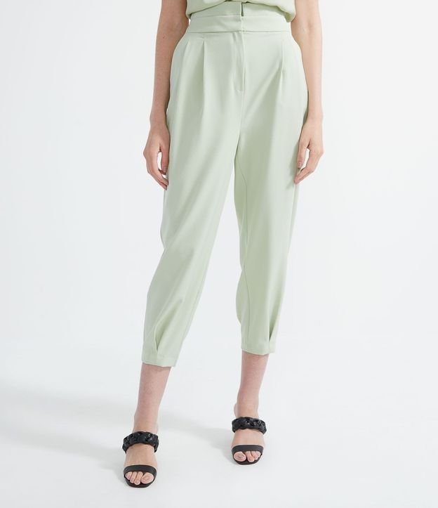 Pantalón Clochard en Crepe com Pliegas Frontales y Bolsillo Cutillo