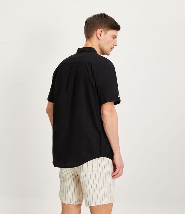 Camisa Comfort en Lino con Bolsillo y Dobra en la Manga 3