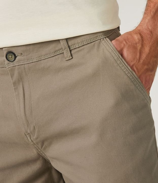 Bermuda Slim en Sarga con Elastano 4