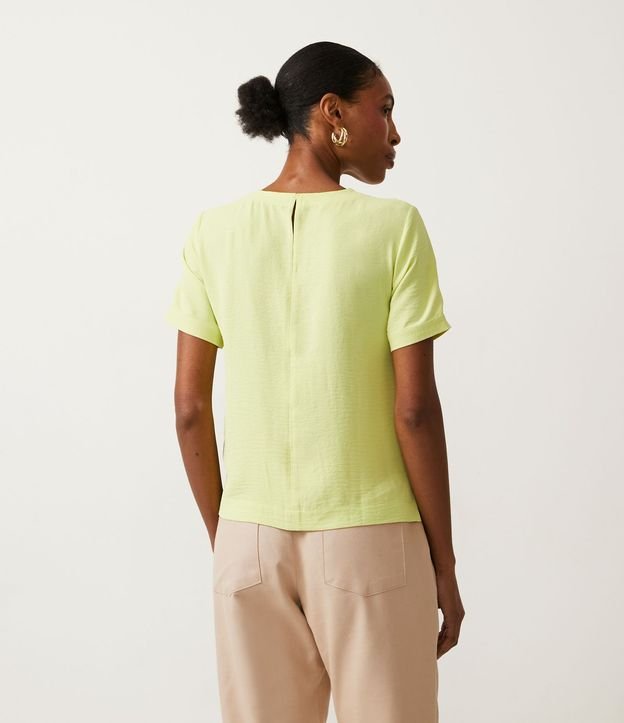 Blusa con Aberturas y Detalles de Pespuntes 3