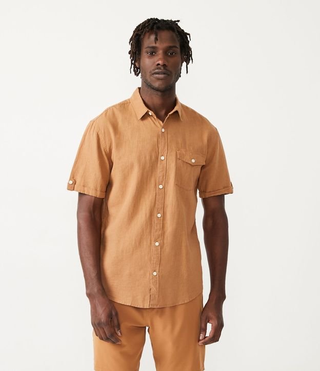 Camisa Comfort en Lino con Bolsillo y Dobra en la Manga