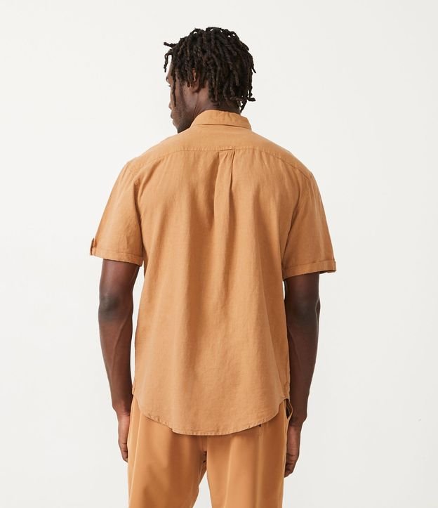 Camisa Comfort en Lino con Bolsillo y Dobra en la Manga 4