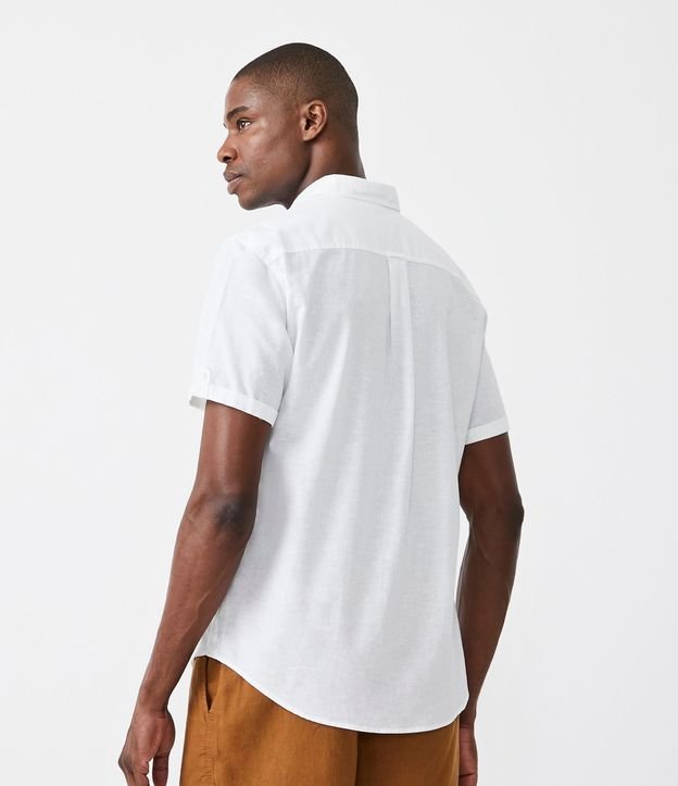 Camisa Comfort en Lino con Bolsillo y Dobra en la Manga 4