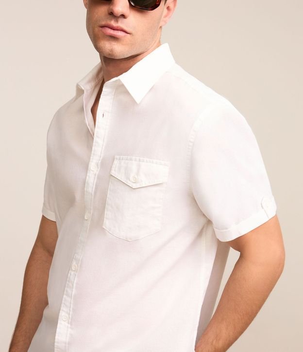 Camisa Comfort en Lino con Bolsillo y Dobra en la Manga 5