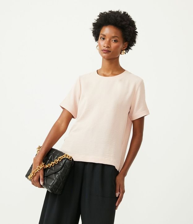 Blusa con Aberturas y Detalles de Pespuntes