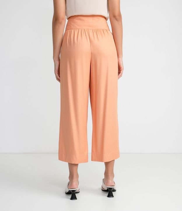 Pantalón Recto en Viscosa con Detalle en la Cintura y Bolsillos Frontales 2