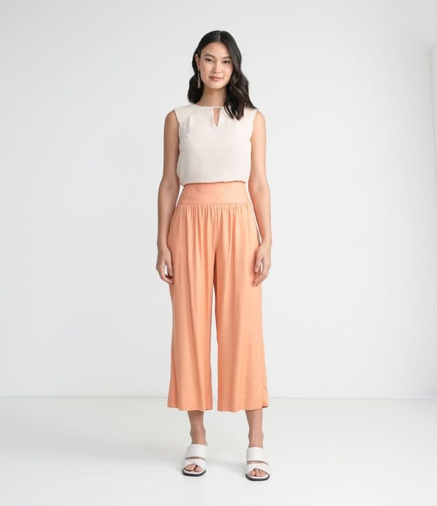 Pantalón Recto en Viscosa con Detalle en la Cintura y Bolsillos Frontales 5