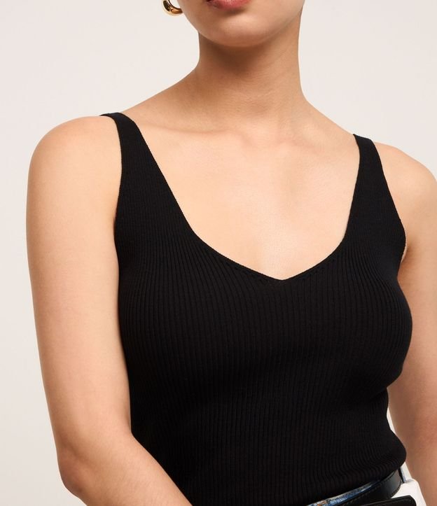 Blusa Musculosa en Punto Acanalado con Escote V 5