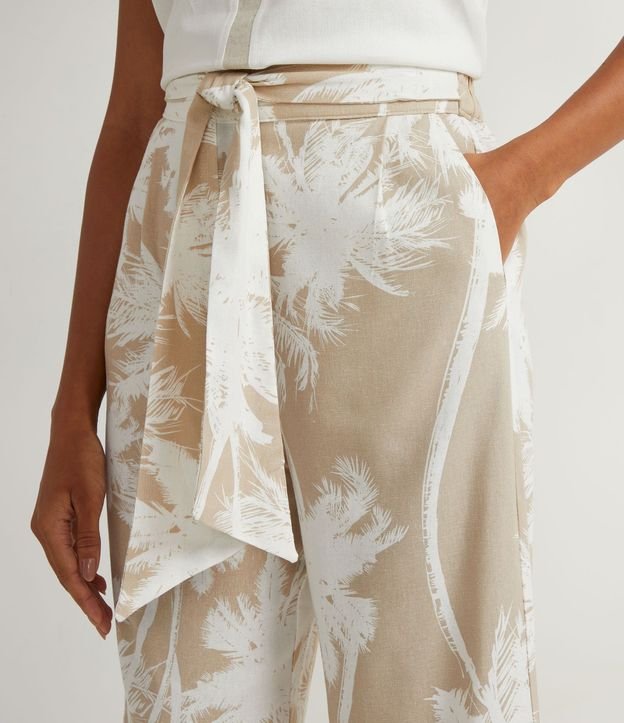Pantalón Pantacourt en Viscolino con Cinturón Banda y Estampado de Cocoteros 3