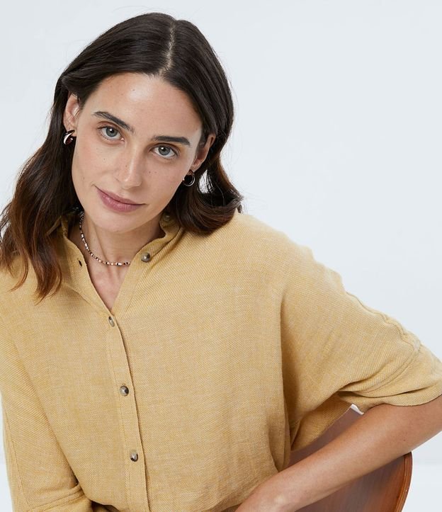 Camisa en Viscolino con Detalle Pespuntado 2