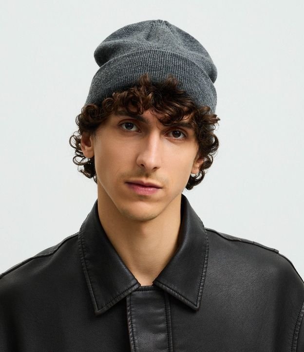 Gorro Básico con Etiqueta Frontal