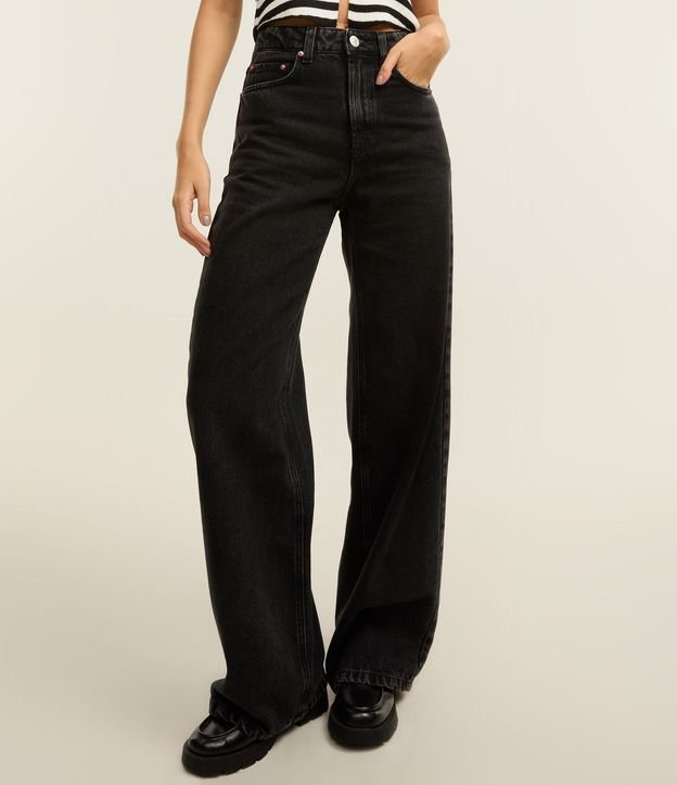 Pantalón Wide Leg Jeans con Tiro Alto y Bajo Corte a Hilo 3