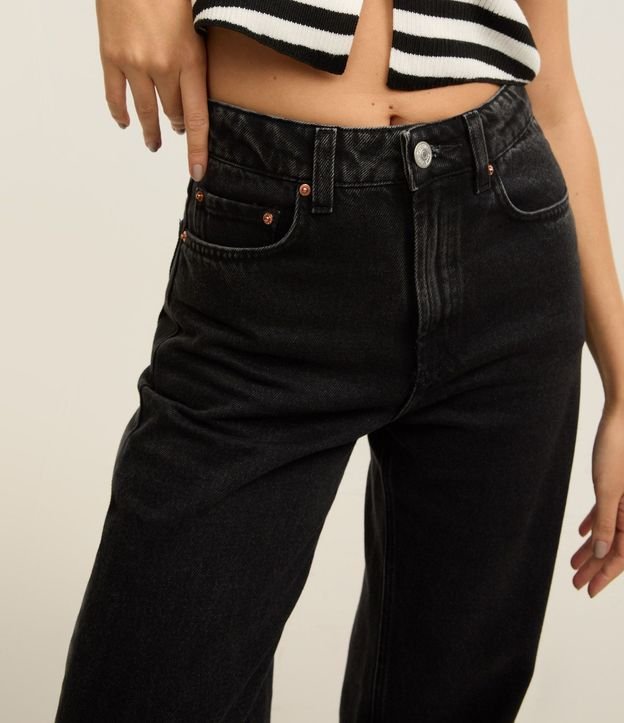 Pantalón Wide Leg Jeans con Tiro Alto y Bajo Corte a Hilo 4