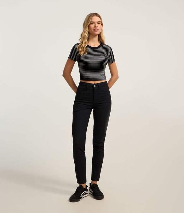 Pantalón Skinny Básica en Sarga con Cintura Mediana y Bolsillos