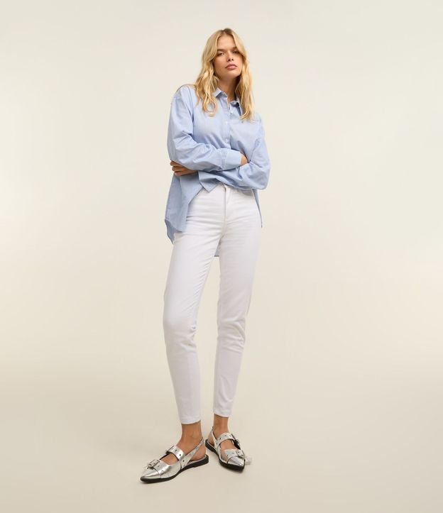 Pantalón Skinny en Sarga con Cintura Mediana y Bolsillos
