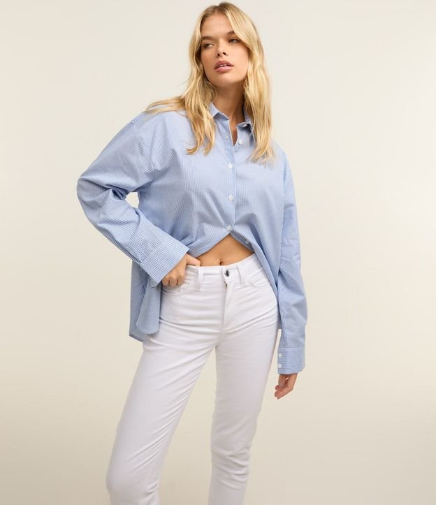 Pantalón Skinny en Sarga con Cintura Mediana y Bolsillos 2