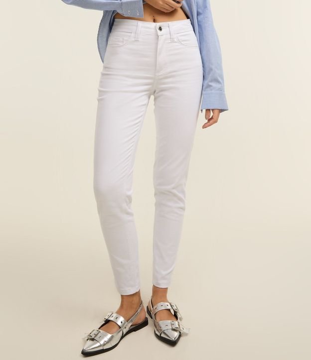 Pantalón Skinny en Sarga con Cintura Mediana y Bolsillos 3