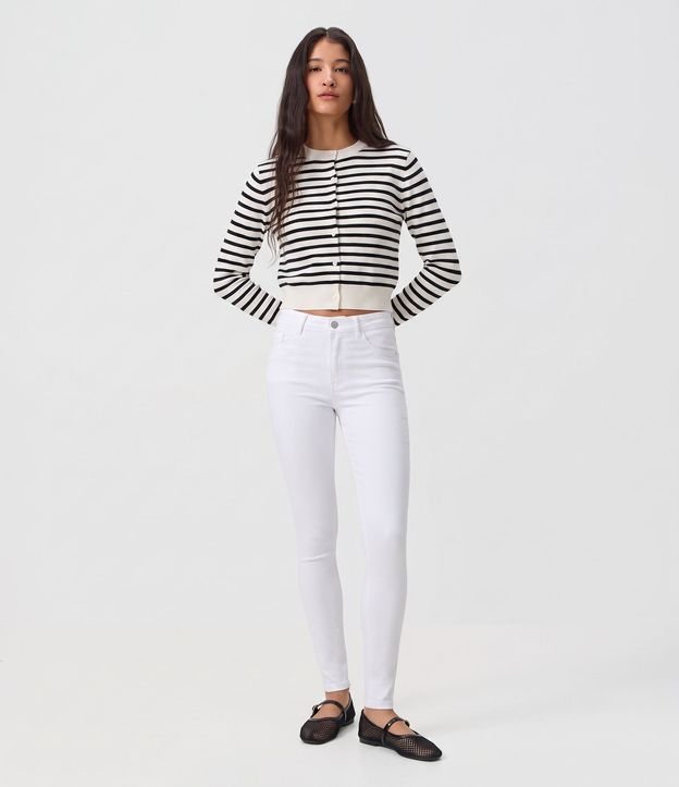 Pantalón Skinny en Sarga con Cintura Mediana y Bolsillos