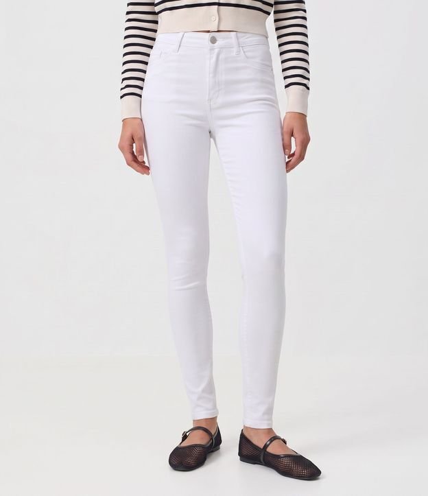 Pantalón Skinny en Sarga con Cintura Mediana y Bolsillos 3