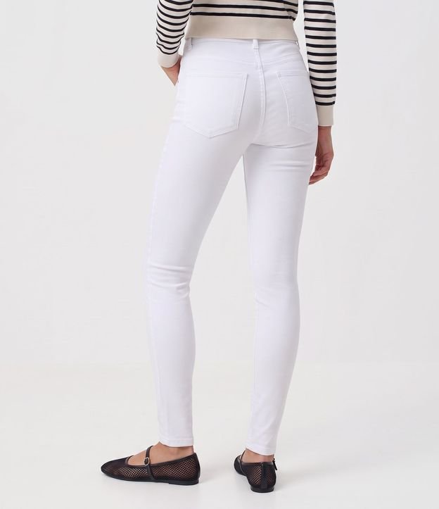 Pantalón Skinny en Sarga con Cintura Mediana y Bolsillos 4