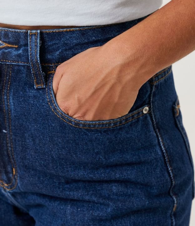 Pantalón Mom en Jeans con Cintura Alta y Costura Aparente 4