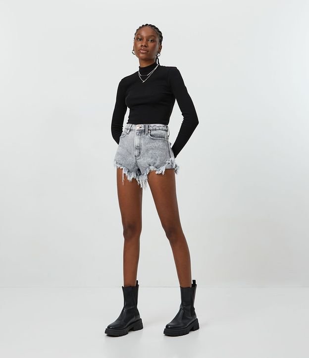 Short Hot Pants Jeans con Cintura Alta y Terminación Deshilachada