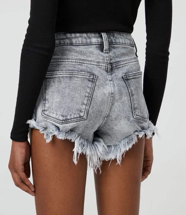 Short Hot Pants Jeans con Cintura Alta y Terminación Deshilachada 3