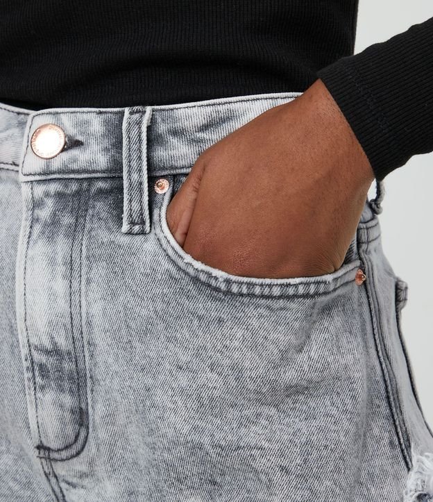 Short Hot Pants Jeans con Cintura Alta y Terminación Deshilachada 4