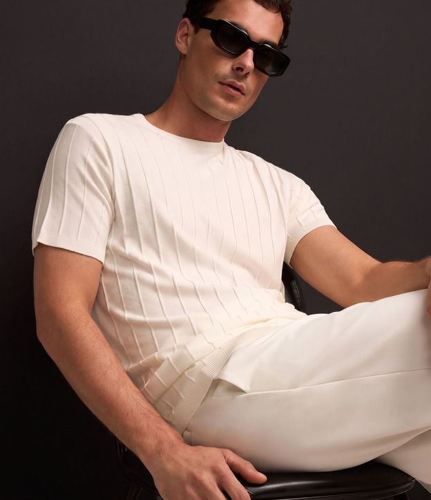 Remera Slim en Viscosa con Textura de Rayas y Manga Corta 10