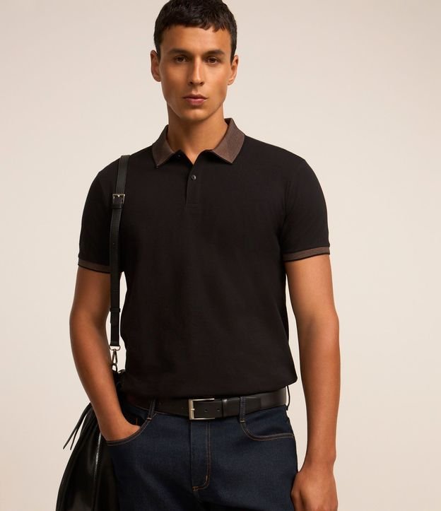 Polo Slim en Algodón con Botones y Detalles Contrastantes 2